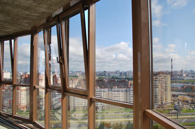 Радиусное остекление балкона «холодными» конструкциями из алюминиевого профиля