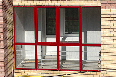 Холодное остекление балкона конструкциями из алюминиевого профиля 
