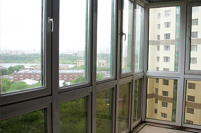 Остекление балкона холодными конструкциями из алюминиевого профиля 